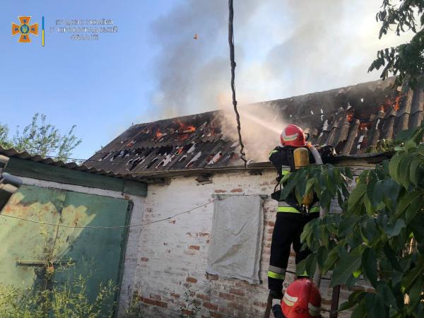 Новина Кіровоградщина: У Новгородці рятувальники загасили пожежу літньої кухні Ранкове місто. Кропивницький