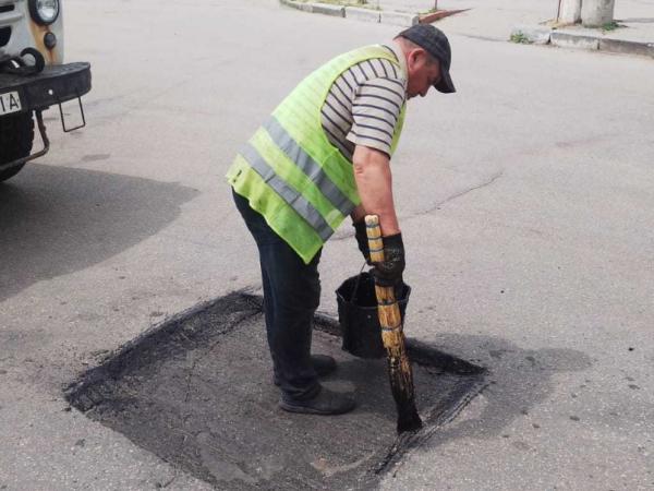 Новина Кропивницькі комунальники ремонтують дорожне покриття за планом Ранкове місто. Кропивницький