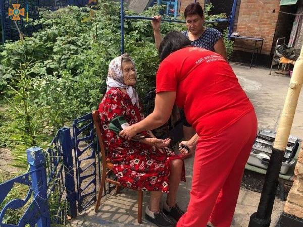 Новина На Лелеківці еменесники рятували 90-річну жінку, яка защемила руку дверима Ранкове місто. Кропивницький