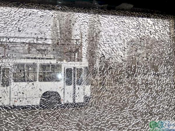 Новина Кропивницький: На Полтавській невідомі обстріляли тролейбус (ФОТО) Ранкове місто. Кропивницький