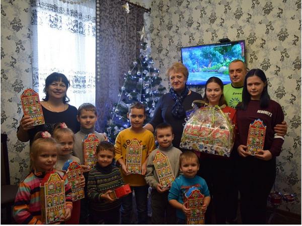 Новина Малята з дитячих будинків сімейного типу отримали смаколики на Різдво Ранкове місто. Кропивницький