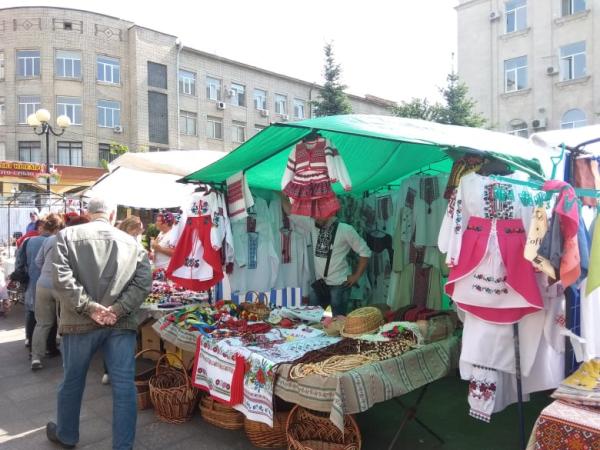 Новина У центрі Кропивницького розгорнувся святковий ярмарок (ФОТО) Ранкове місто. Кропивницький
