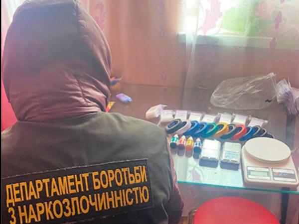Новина У Кропивницькому поліцейські затримали наркозбувача з психотропами на пів мільйона гривень Ранкове місто. Кропивницький