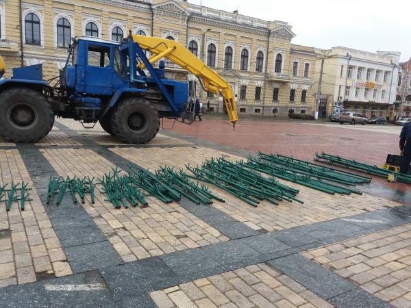 Новина На площі Героїв Майдану встановлюють головну ялинку міста (ФОТО) Ранкове місто. Кропивницький