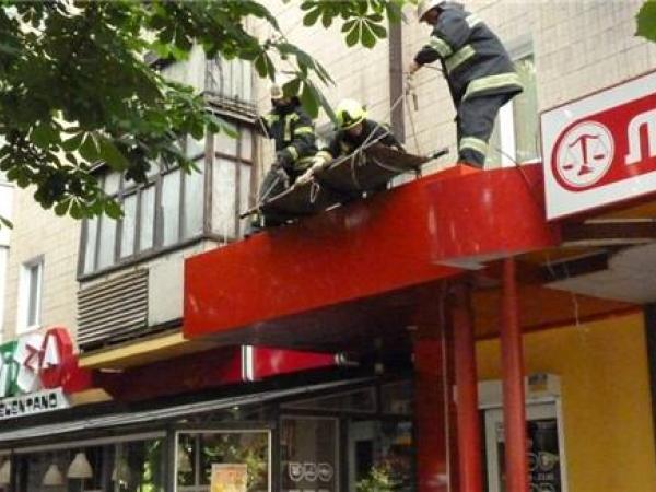 Новина На Кіровоградщині 37-річна жінка випала з вікна на дах піцерії (ВІДЕО, ФОТО) Ранкове місто. Кропивницький