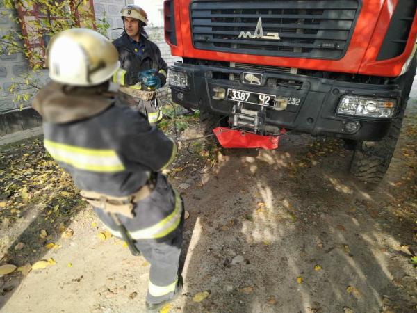 Новина Кіровоградщина: Автомобіль RENAULT Trafic потрапив у яму на дорозі Ранкове місто. Кропивницький