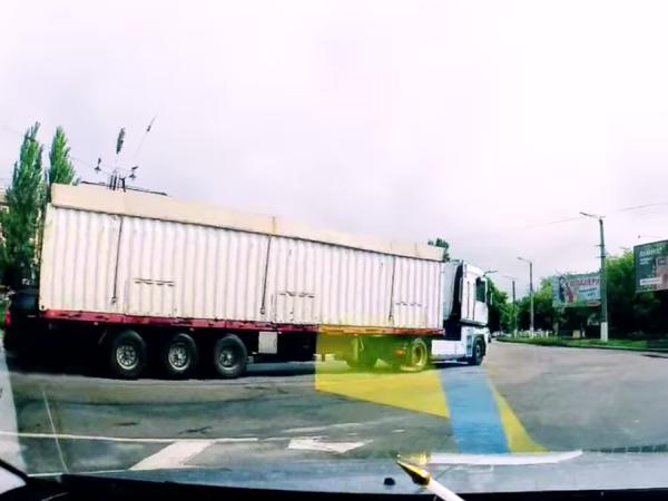 Новина В мережі з’явилося відео ДТП вантажівки та Toyota у Кропивницькому (ВІДЕО) Ранкове місто. Кропивницький