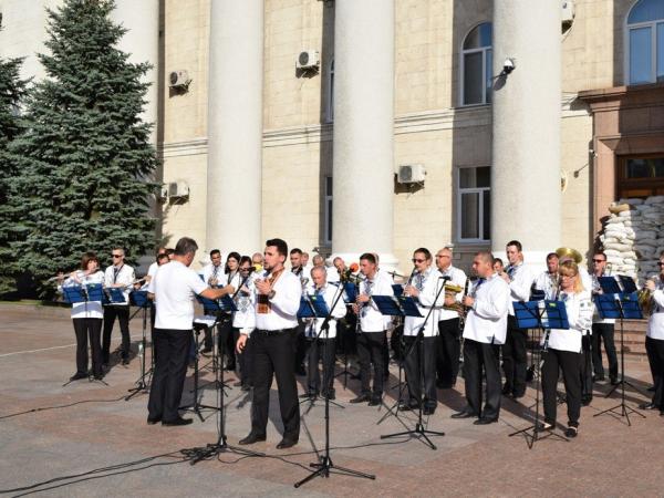 Новина У Кропивницькому пройшов батл між двома оркестрами Ранкове місто. Кропивницький