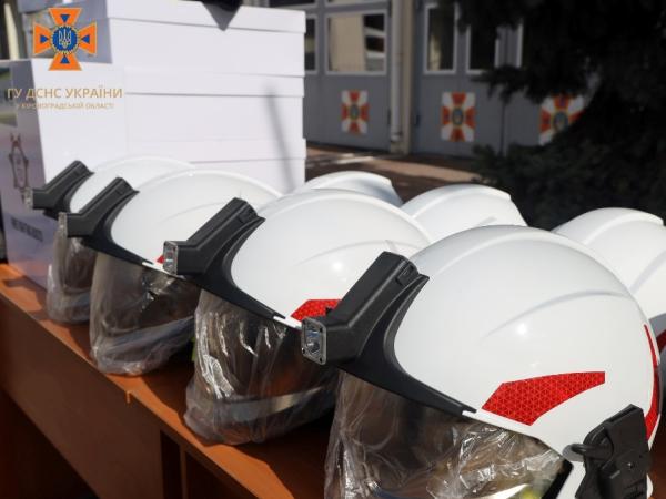 Новина Рятувальникам Кіровоградщини виділили 10 комплектів бойового одягу від благодійників Ранкове місто. Кропивницький