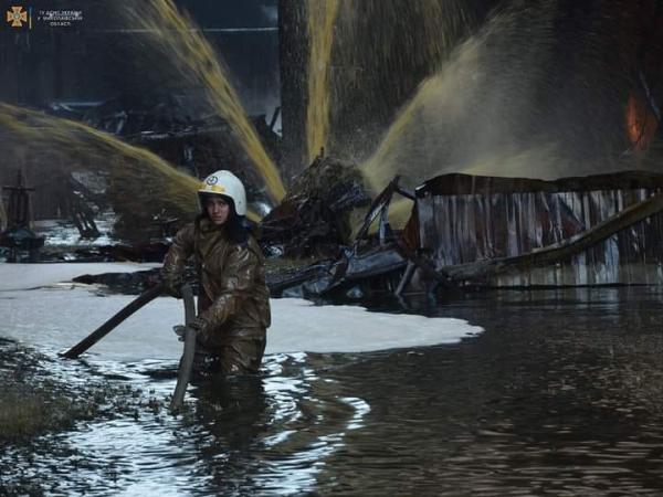 Новина У Миколаєві рятувальникам довелося гасити масштабну пожежу Ранкове місто. Кропивницький