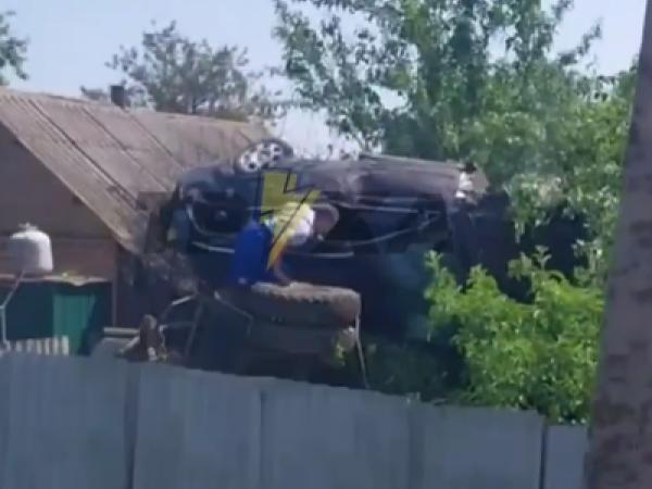 Новина Кіровоградщина: У Малій Висці авто опинилося на даху будинку Ранкове місто. Кропивницький