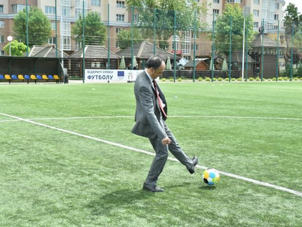 Новина Посол ЄС зіграв у футбол з дітьми Київщини Ранкове місто. Кропивницький