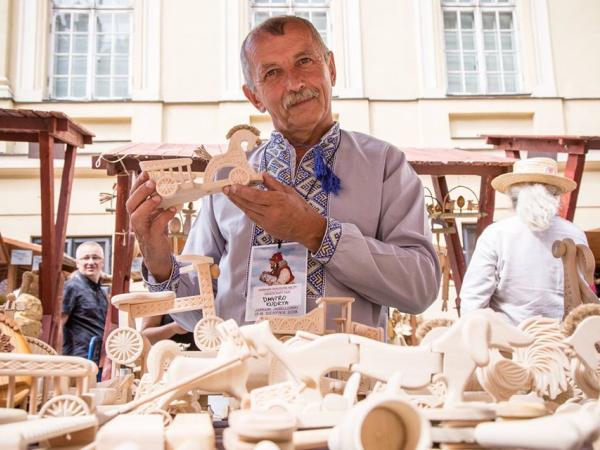 Новина Різб’яр з Кіровоградщини презентує ексклюзивні іграшки на столичній виставці Ранкове місто. Кропивницький