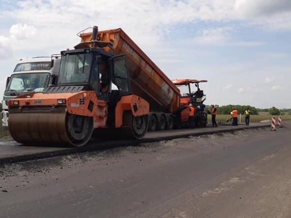 Новина Дорожники одночасно ремонтують чотири ділянки автодороги М-12 на Кіровоградщині Ранкове місто. Кропивницький