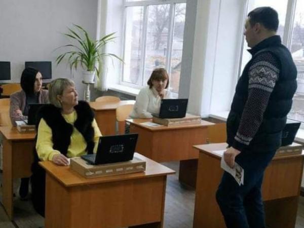 Новина Кіровоградщина: Новомиргородські вчителі отримали хромбуки Ранкове місто. Кропивницький