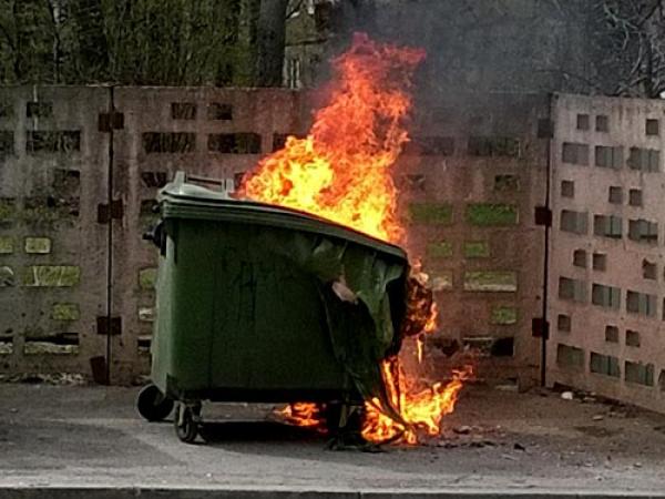 Новина У Кропивницькому на Соборній підпалили контейнери для сміття Ранкове місто. Кропивницький
