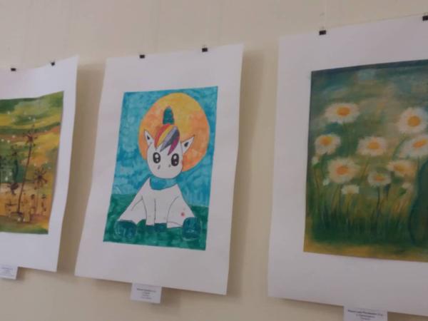Новина У Музеї мистецтв триває виставка малюнків дітей-переселенців Ранкове місто. Кропивницький