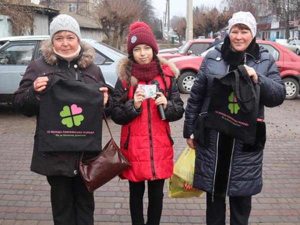 Новина Кіровоградщина: Помічнянські активісти роздавали покупцям еко-сумки (ФОТО) Ранкове місто. Кропивницький