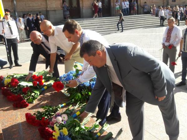 Новина Відзначення Дня Незалежності у Кропивницькому розпочали з покладання квітів до пам’ятника Винниченку (ФОТО) Ранкове місто. Кропивницький