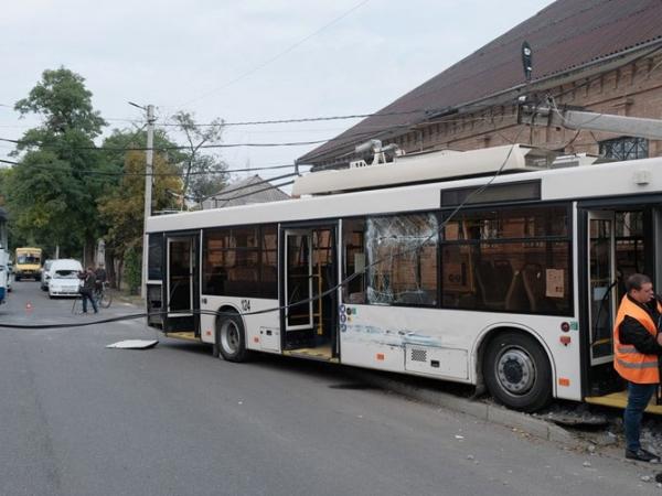 Новина Кропивницький: З’явилося відео аварії з тролейбусом з камери спостереження Ранкове місто. Кропивницький
