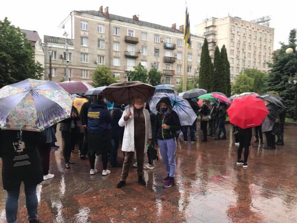 Новина «Ми хочемо їсти»: у Кропивницькому підприємці вийшли на мітинг під міську раду (ФОТО) Ранкове місто. Кропивницький