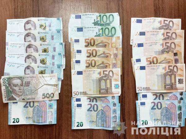 Новина Кіровоградщина: Поліція затримала четверо аферистів, які викрали у пенсіонерки гроші Ранкове місто. Кропивницький