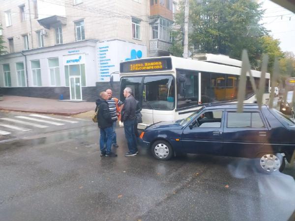 Новина У Кропивницькому неподалік Янгола-охоронця сталася ДТП за участі тролейбуса (ФОТО) Ранкове місто. Кропивницький