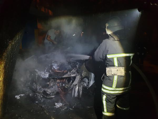 Новина У Кропивницькому рятувальники загасили пожежу легковика Ранкове місто. Кропивницький