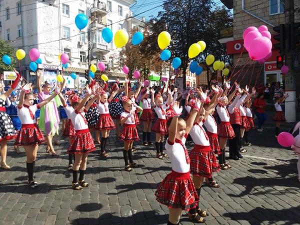Новина У День міста головною вулицею Кропивницького пройшов парад танцювальних колективів Ранкове місто. Кропивницький