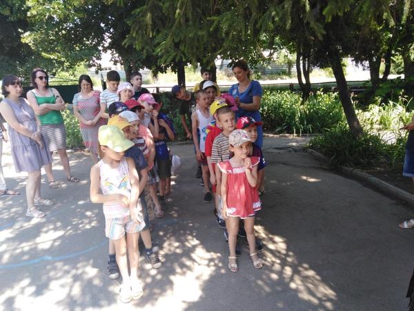 Новина У Кропивницькому пройшов літній квест «Дерево солодощів» для сонячних дітей Ранкове місто. Кропивницький
