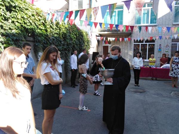 Новина У Кропивницькому священик привітав школярів з 1 вересня Ранкове місто. Кропивницький