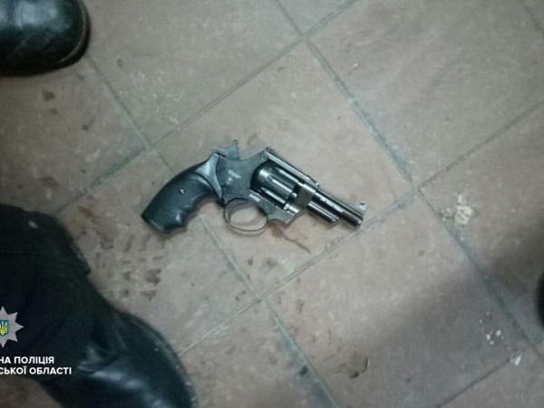 Новина У Кропивницькому на вихідних чоловік погрожував револьвером своїй дружині Ранкове місто. Кропивницький