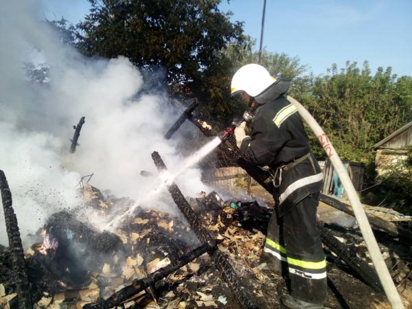 Новина Рятувальники Кіровоградщини приборкали дві пожежі в житловому секторі Ранкове місто. Кропивницький