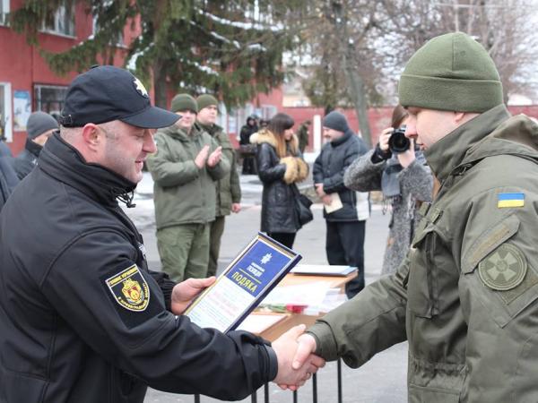 Новина До Дня Національної гвардії України нацгвардійці отримали нагороди від своїх командирів Ранкове місто. Кропивницький