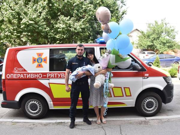 Новина Вогнеборці кіровоградського гарнізону привітали колегу з Бахмута з народженням малюка Ранкове місто. Кропивницький