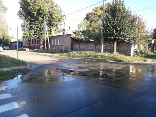 Новина Десятий день заливає нечистотами вулицю Кропивницького в обласному центрі (ФОТО) Ранкове місто. Кропивницький