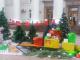 Кропивницький: Школярі прикрашають ялинки біля міської ради (ФОТО)