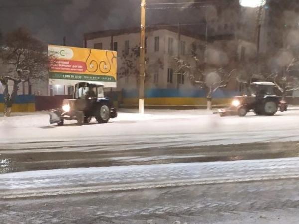 Новина У Кропивницькому припарковані на узбіччях авто заважають розчищати сніг Ранкове місто. Кропивницький