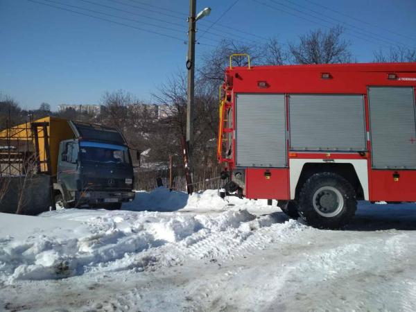 Новина Легкові автівки і вантажівки буксують у снігу на дорогах Кіровоградщини Ранкове місто. Кропивницький