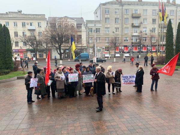 Новина У Кропивницькому під міською радою зібралися мітингувальники (ФОТО) Ранкове місто. Кропивницький