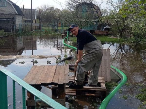 Новина Кіровоградщина: У Світловодську довелося відкачувати воду з дачної ділянки Ранкове місто. Кропивницький