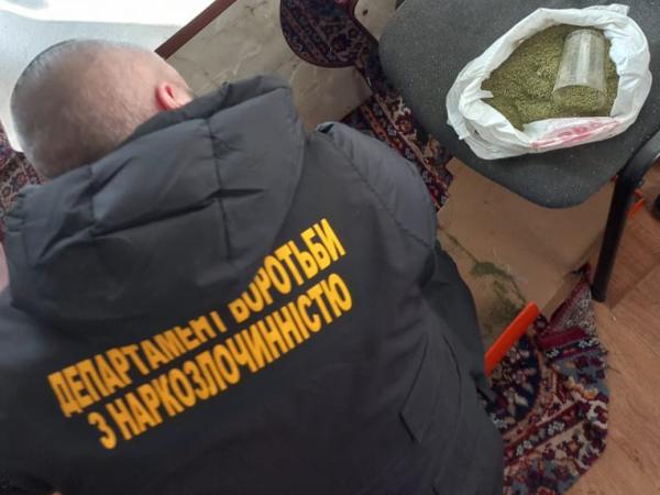 Новина На Олександрійщині поліцейські викрили групу осіб, причетних до збуту наркотиків Ранкове місто. Кропивницький