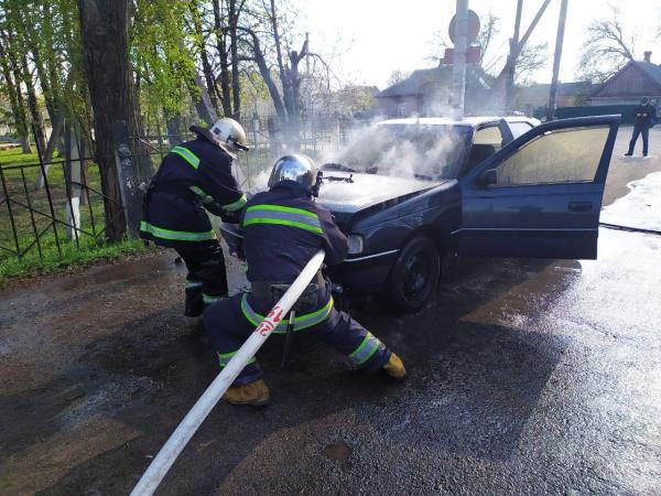 Новина Кіровоградщина: У Долинській рятувальники загасили пожежу легкового автомобіля Ранкове місто. Кропивницький