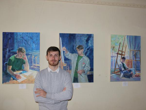 Новина У Кропивницькій бібліотеці відкрилась виставка художника Романа Ткаченка Ранкове місто. Кропивницький