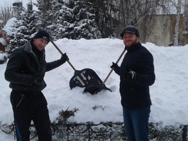 Новина Священик Преображенського собору закликає громаду розчищати сніг на подвір’ї Ранкове місто. Кропивницький
