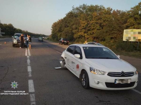 Новина Учора у Кропивницькому через пішохода зіткнулися дві автівки (ФОТО) Ранкове місто. Кропивницький