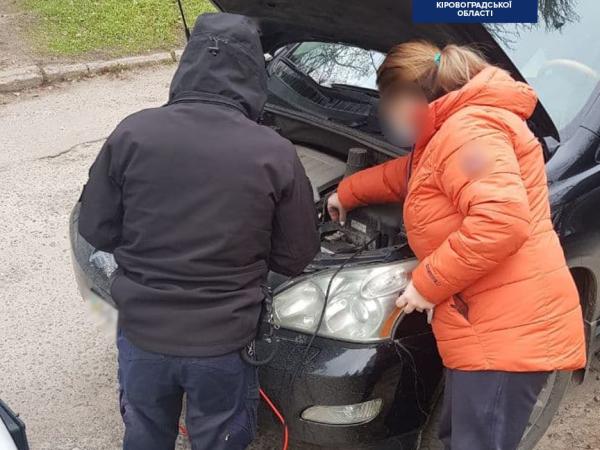Новина Копи допомогли водійці завести автівку Ранкове місто. Кропивницький
