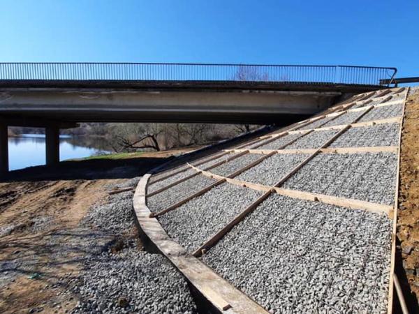 Новина На Новоархангелщині триває ремонт мосту через Синюху Ранкове місто. Кропивницький