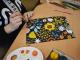 Кропивницький: Як у Музеї мистецтв малювали квіти в стилі Марії Приймаченко (ФОТО)