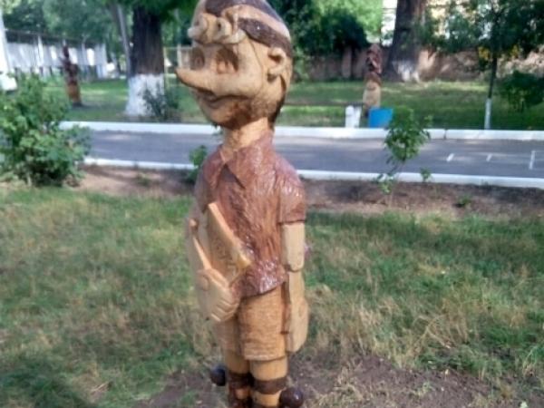 Новина «Дикі люди» понівечили дерев’яні скульптури казкових персонажів в парку Знам’янки Ранкове місто. Кропивницький
